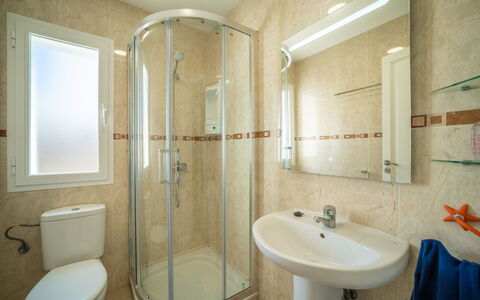 Cala Murada 102: Luminaire Plomberie, Mur, Sol, Salle De Bains, Évier, Sol, Design Intérieur, Lavabo, Plomberie, Toilette