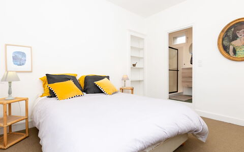 Les Roses: Meubles, Lit, Design Intérieur, Chambre, Sol, Mur, Sol, Drap De Lit, Literie, Bois