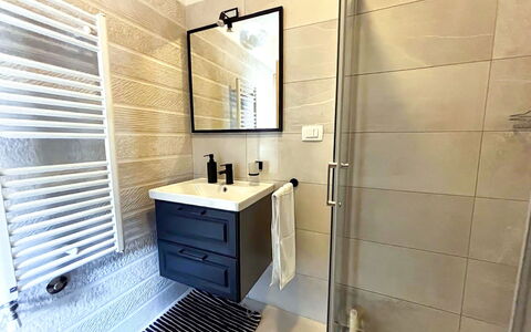 Ivka: Sol, Sol, Design Intérieur, Luminaire Plomberie, Salle De Bains, Plomberie, Tuile, Pièce, Armoire De Toilette
