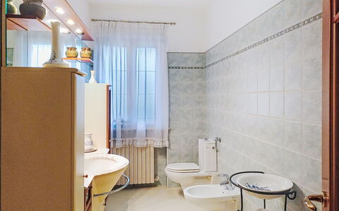 Dimora Lali: Sol, Luminaire Plomberie, Design Intérieur, Sol, Évier, Salle De Bains, Éclairage, Plomberie, Toilette, Robinet