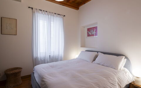 Ioannis: Lit, Chambre, Mur, Drap De Lit, Literie, Design Intérieur, Meubles, Sol, Bois, Linge
