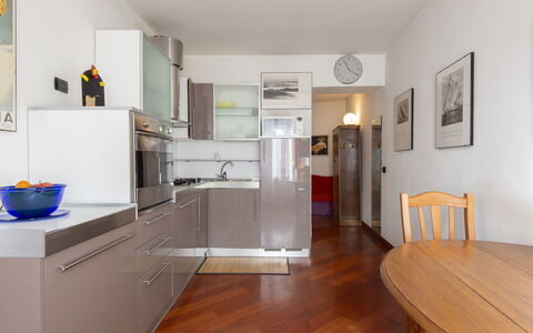 Solis Lux: Appareil De Cuisine, Cuisine, Meubles, Sol, Comptoir, Principaux Appliance, Design Intérieur, Cabinetry, Sol, Bois