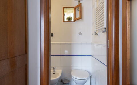 Solis Lux: Bois, Sol, Luminaire Plomberie, Sol, Salle De Bains, Design Intérieur, Porte, Pièce, Plomberie, Tache De Bois