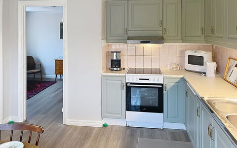 Villa Gärdet: Meubles, Design Intérieur, Sol, Cabinetry, Bois, Cuisine, Appareil De Cuisine, Comptoir, Sol, Principaux Appliance