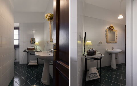 Villa Essiccatoio: Design Intérieur, Mur, Sol, Luminaire Plomberie, Lavabo, Sol, Évier, Salle De Bains, Domicile, Robinet