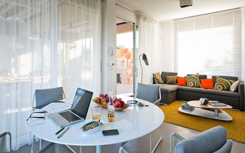 Villa Carovi: Meubles, Design Intérieur, Sol, Canapé, Sol, Mur, Chaise, Table, Salon, Plafond