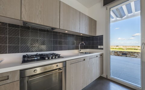 Villa Carovi: Cuisine, Comptoir, Sol, Principaux Appliance, Cabinetry, Appareil De Cuisine, Plafond, Tuile, Cuisinière