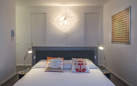 Villa Carovi: Meubles, Design Intérieur, Lit, Chambre, Mur, Plafond, Luminaire, Drap De Lit, Literie, Sol