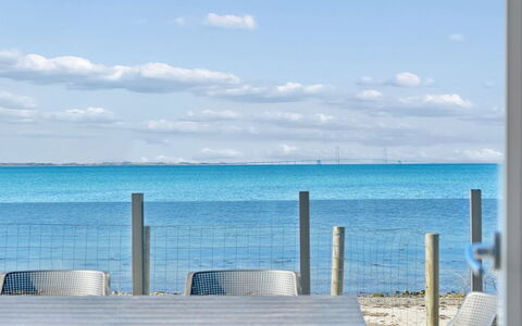 Eleni - 3M from the Sea: Bleu, L'Eau, Plan D'Eau, Horizon, Mer, Meubles, Cotiers Et Relief Océaniques, Océan, Nuage, Plage
