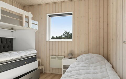 Eleni - 3M from the Sea: Bois, Chambre, Lit, Sol, Sol, Cadre De Lit, Literie, Tache De Bois, Lit Superposé, Drap De Lit