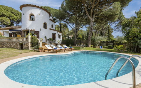 Serenity: Piscine, Recours, Jardin, Aménagement Paysager, Biens, Ville Resort, Mobilier De Jardin, Villa, Eco Hôtel, Parc
