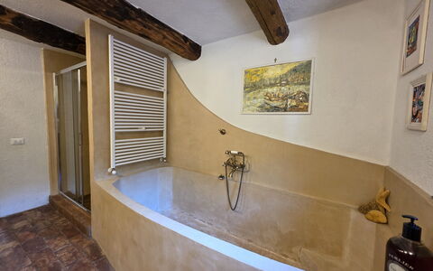 Il Casale di San Jacopo con Piscina Privata: Mur, Baignoire, Sol, Sol, Luminaire Plomberie, Plomberie, Plafond, Tuile, Robinet, Salle De Bains