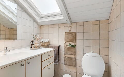 Arold - 600M to the Fjord: Luminaire Plomberie, Sol, Évier, Sol, Salle De Bains, Design Intérieur, Armoire De Toilette, Robinet, Plomberie, Plafond