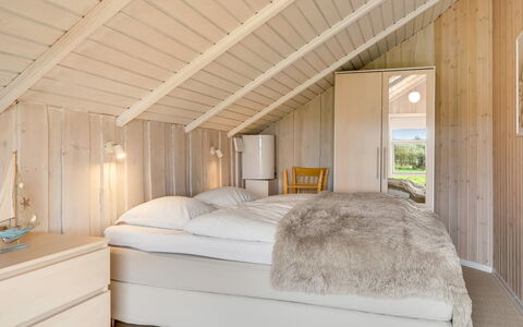 Arold - 600M to the Fjord: Chambre, Lit, Design Intérieur, Bois, Plafond, Sol, Sol, Drap De Lit, Literie, Cadre De Lit
