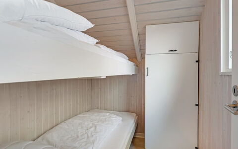 Arold - 600M to the Fjord: Bois, Chambre, Sol, Sol, Lit, Plafond, Design Intérieur, Tache De Bois, Dur, Drap De Lit