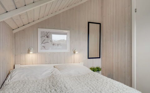 Arold - 600M to the Fjord: Chambre, Bois, Design Intérieur, Plafond, Lit, Sol, Sol, Linge, Drap De Lit, Literie