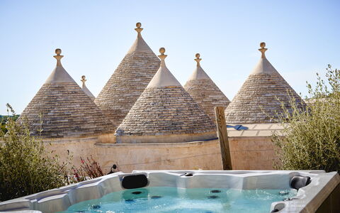 Trullo Emmebi Vista Valle D'Itria: Architecture, Cour, Piscine