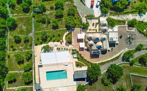 Trullo Miravista Valle D'Itria: Piscine, Vue Du Ciel, Photographie Aérienne, Zone Résidentielle, Paysage, Recours, Design Urbain, Biens, Aménagement Paysager, Banlieue