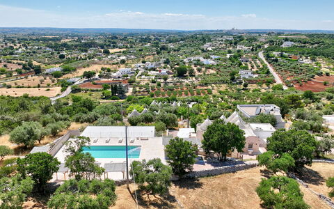 Trullo Miravista Valle D'Itria: Arbre, Zone Résidentielle, Paysage, Vue Du Ciel, Photographie Aérienne, Biens, Banlieue, Aménagement Paysager, Piscine