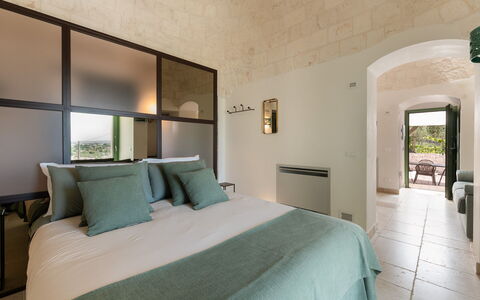 Trullo Miravista Valle D'Itria: Mur, Meubles, Design Intérieur, Sol, Plafond, Éclairage, Sol, Chambre, Lit, Chaise