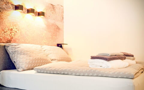 Grubhof: Chambre, Lit, Literie, Meubles, Drap De Lit, Linge, Design Intérieur, Textile, Éclairage, Throw Pillow