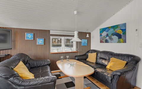 Kato - 125M from the Sea: Bois, Meubles, Domicile, Plafond, Chalet, Salon, Canapé, Dur, Tache De Bois