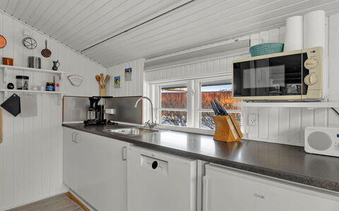 Kato - 125M from the Sea: Bois, Cuisine, Principaux Appliance, Comptoir, Appareil De Cuisine, Cuisinière, Électroménager, Evier, Cabinetry, Tache De Bois