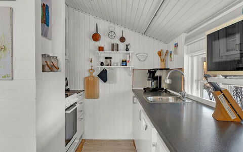 Kato - 125M from the Sea: Bois, Cuisine, Sol, Design Intérieur, Principaux Appliance, Comptoir, Plafond, Électroménager, Appareil De Cuisine, Cabinetry
