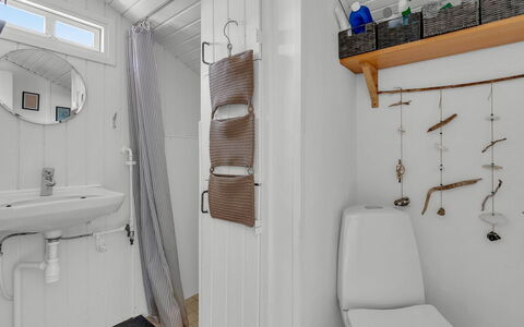 Kato - 125M from the Sea: Luminaire Plomberie, Sol, Sol, Design Intérieur, Plomberie, Évier, Salle De Bains, Pièce, Robinet, Toilette