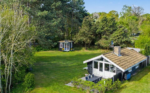 Kato - 125M from the Sea: Arbuste, Maison, Chalet, Domicile, Lot Terre, Toit, Jardin, Couverture De Sol, Biens
