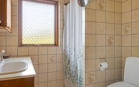 Wildemor - 30Km from the Sea: Lavabo, Salle De Bains, Luminaire Plomberie, Mur, Évier, Sol, Design Intérieur, Sol, Toilette, Robinet