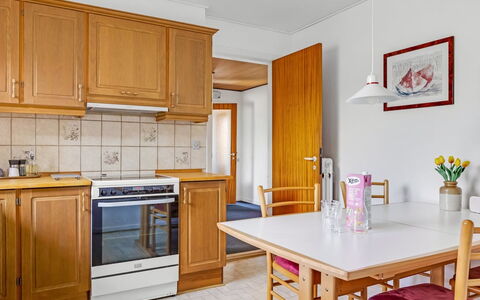 Wildemor - 30Km from the Sea: Meubles, Sol, Design Intérieur, Cuisine, Bois, Cabinetry, Appareil De Cuisine, Comptoir, Sol, Principaux Appliance