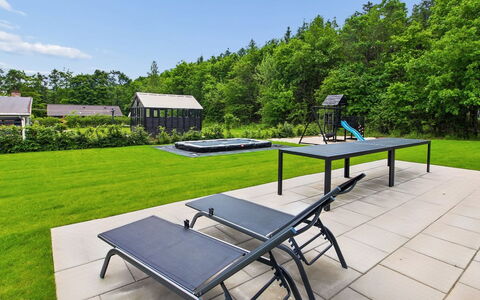 Biergh - 30Km from the Sea: Mobilier De Jardin, Arbuste, Jardin, Meubles, Lot Terre, Ombre, Tableau De Plein Air, Aménagement Paysager, Pelouse, Piscine