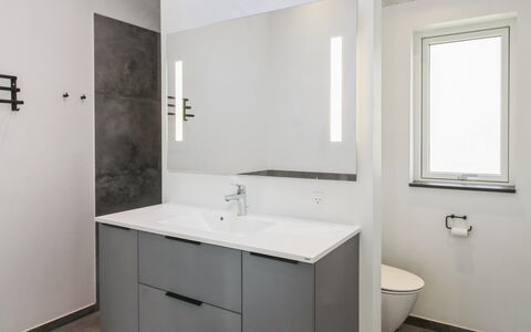 Biergh - 30Km from the Sea: Sol, Sol, Luminaire Plomberie, Design Intérieur, Armoire De Toilette, Lavabo, Évier, Cabinetry, Salle De Bains, Robinet
