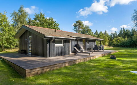 Inga - 300M from the Sea: Maison, Toit, Domicile, Chalet, Arbuste, Couverture De Sol, Biens, Ferme, Siding, Batiments Jardin
