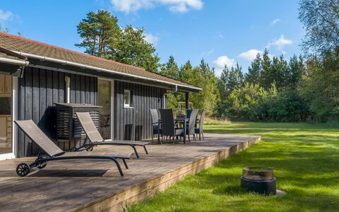 Inga - 300M from the Sea: Maison, Toit, Domicile, Chalet, Arbuste, Couverture De Sol, Biens, Ferme, Siding, Batiments Jardin