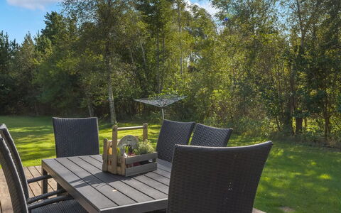 Inga - 300M from the Sea: Maison, Toit, Domicile, Chalet, Arbuste, Couverture De Sol, Biens, Ferme, Siding, Batiments Jardin