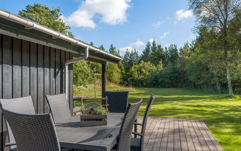 Inga - 300M from the Sea: Maison, Toit, Domicile, Chalet, Arbuste, Couverture De Sol, Biens, Ferme, Siding, Batiments Jardin