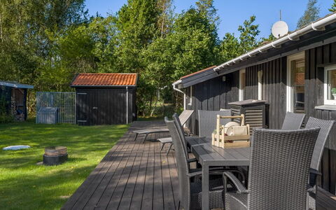 Inga - 300M from the Sea: Maison, Toit, Domicile, Chalet, Arbuste, Couverture De Sol, Biens, Ferme, Siding, Batiments Jardin