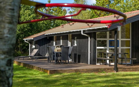 Inga - 300M from the Sea: Maison, Toit, Domicile, Chalet, Arbuste, Couverture De Sol, Biens, Ferme, Siding, Batiments Jardin