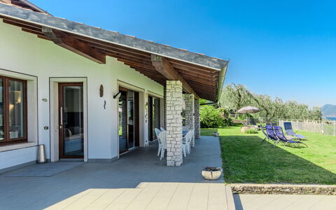 Manuela: Domicile, Porche, Biens, Chalet, Ferme, Ombre, Jardin, Villa, Balcon, Pelouse