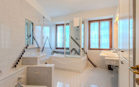 Manuela: Sol, Design Intérieur, Sol, Luminaire Plomberie, Baignoire, Plafond, Salle De Bains, Plomberie, Pièce, Robinet