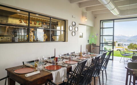Idea 18: Meubles, Table, Chaise, Design Intérieur, Table Cuisine Et Salle A Manger, Sol, Restaurant, Plafond, Salle À Manger, Verre