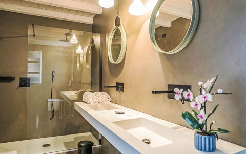 Idea 18: Salle De Bains, Lavabo, Luminaire Plomberie, Design Intérieur, Sol, Évier, Sol, Robinet, Plomberie, Éclairage
