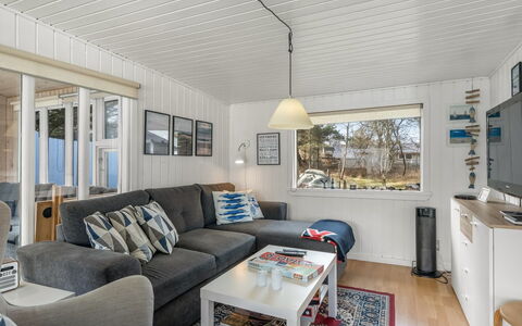 Thorsmod - 1.8Km from the Sea: Meubles, Bois, Design Intérieur, Sol, Sol, Chaise, Pièce, Plafond, Salon, Appartement