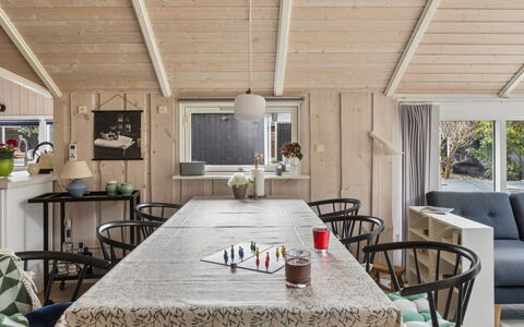 Saija - 2.1Km from the Sea: Meubles, Design Intérieur, Bois, Sol, Table, Table Cuisine Et Salle A Manger, Plafond, Sol, Chaise, Salle À Manger