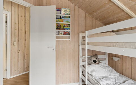 Saija - 2.1Km from the Sea: Bois, Domicile, Chambre, Design Intérieur, Sol, Sol, Plafond, Lit, Pièce, Porte