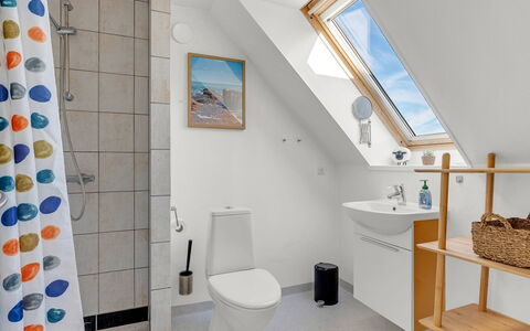 Angret - 380M from the Sea: Luminaire Plomberie, Design Intérieur, Sol, Salle De Bains, Sol, Évier, Plafond, Toilette, Robinet, Lavabo