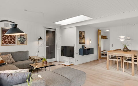 Leonor - 1.8Km from the Sea: Meubles, Design Intérieur, Sol, Mur, Sol, Luminaire, Bois, Canapé, Plafond, Salon