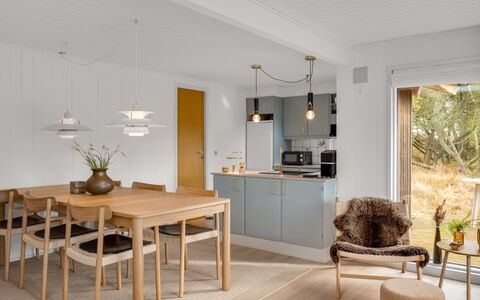Leonor - 1.8Km from the Sea: Meubles, Sol, Design Intérieur, Bois, Luminaire, Table Cuisine Et Salle A Manger, Sol, Plafond, Salle À Manger, Chaise